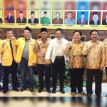 Peserta penjaringan bacabup dan bacawabup Golkar Gresik foto bersama usai mengikuti paparan visi dan misi, beberapa waktu lalu. foto: SYUHUD/ BANGSAONLINE