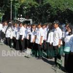 Suasana serba hitam putih saat apel pagi di balai kota Malang. foto: iwan irawan/ BANGSAONLINE