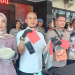 Konferensi pers terkait kekerasan terhadap anak yang berlangsung di Mapolresta Malang Kota.