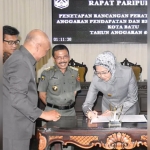 Wali Kota Batu, Dewanti Rumpoko menandatangani Raperda APBD Kota Batu 2020.