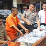 Kapolres Lamongan AKBP Juda Nusa didampingi Wakapolres dan Kasatreskrim saat merilis tersangka.
