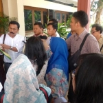 Koordinator Kompak Surabaya, Jospan saat aksi bersama warga menolak PPDB Zonasi berbasis jarak rumah, di Dinas Pendidikan Jawa Timur, Jalan Genteng Kali, Surabaya.
