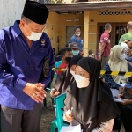 Suwandy Firdaus, Ketua DPD Partai Nasdem Kabupaten Mojokerto berbincang dengan santri Pondok Pesantren Al- Hikmah Desa Wringinrejo, Kecamatan Sooko, saat kegiatan vaksinasi. (foto: ist)