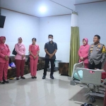 Kapolres Ngawi AKBP Argowiyono bersama pengurus Bhayangkari Cabang Ngawi saat mengunjungi anggota yang sedang sakit.