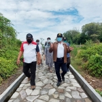 KUNJUNGAN: Pj. Bupati Hudiyono saat berada di Pulau Lusi, di kawasan Jabon, Minggu (1/11). foto: istimewa