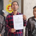 Eko Sabdianto didampingi dua rekannya, Agus Adianto dan Zulkifli yang juga sesama jurnalis usai menerima LP dari SPKT Polsek Batu.
