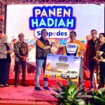 Pemberian hadiah undian oleh Branch Manager BRI Tuban kepada masing-masing Kepala Unit BRI sebagai perwakilan nasabah yang beruntung.
