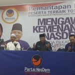 Rendra Kresna, Ketua DPW Partai NasDem (tengah) berdoa sebelum melaksanakan pendaftaran caleg ke KPU Jatim. Foto : DIDI R/BANGSAONLINE