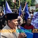 Sekdakab Situbondo, Wawan Setiawan, saat menemui massa aksi. Foto: SYAIFUL BAHRI/BANGSAONLINE