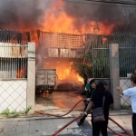 Api berkobar membakar seluruh bangunan gudang. foto: ist