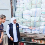 Gubernur Khofifah saat melepas keberangkatan 15 ton rumput laut di Sidoarjo untuk diekspor ke Australia.