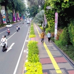 SIG merevitalisasi trotoar di kawasan Senayan GBK, Jakarta, dengan mengaplikasikan produk ThruCrete yang mampu meresapkan air ke dalam tanah pada jalur pejalan kaki. Foto: Ist