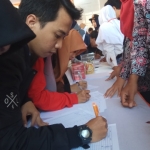 Pencari kerja melakukan pengisian data di panitia job market fair.  (yudi) 
