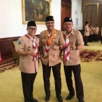 Bupati Banyuwangi, Abdullah Azwar Anas berfoto bersama Wakil Gubernur Jatim, Saifullah Yusuf dan Bupati Ngawi, Budi "Kanang" Sulistyo, usai upacara Hari Pramuka di Gedung Negara Grahadi.