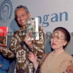 Mochtar Lubis didampingi istrinya, Nyonya Moen, memperlihatkan buku tentang dirinya saat merayakan hari ulang tahun yang ke-70 di Jakarta, 1992. Foto: Koleksi TEMPO/ Donny Metri; 08D/437/1992.