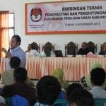 Khoirul Anam, Komisioner KPU Provinsi Jawa Timur, Divisi Teknis Penyelenggara dan Data saat memberikan bimtek pada PPK. foto: suwandi/BANGSAONLINE