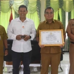 Wali Kota Kediri, Abdullah Abu Bakar (nomor 2 dari kiri), didampingi Sekdakot Kediri, Bagus Alit (pegang piagam), Asisten Perekonomian dan Pembangunan Kota Kediri, Ferry Djatmiko (kanan), dan Kepala BKPSDM Kota Kediri, Un Achmad Nurdin (kiri). Foto: Ist