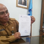 Mahin menunjukkan surat edaran larangan valentine.