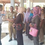 Tri Astutik, Wakil Ketua Komisi C DPRD Tuban saat menanyakan arah jalan keluar ke security. foto: GUNAWAN/ BANGSAONLINE