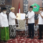 Bupati Pamekasan H. Baddrut Tamam bersama Himpunan Lora Madura di Peringgitan Dalam Mandhapa Agung Ronggosukowati.