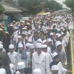 Warga Ciamis, Jawa Barat bejalan kaki ke Monas untuk aksi Bela Islam III.