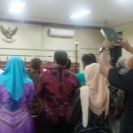 Para saksi pejabat dan staf BPPKAD Gresik saat diambil sumpah dalam sidang dengan terdakwa Andhy Hendro Wijaya di PN Tipikor Surabaya. Foto: ist