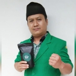 Ahmad Yunus Prasetiyo, Ketua Ranting Ansor Sekaran menunjukkan Kopi Sambung Langit.