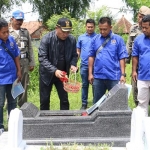 Bupati H. Slamet Junaidi saat tabur bunga bersama pengurus PWI Sampang di makam Agus Surachman.