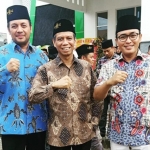 Kiri ke kanan: Firman Syah Ali Bendum IKA PMII Jatim, KH. Amin Said Husni Ketua IKA PMII Jatim, dan Baddrut Tamam Sekretaris IKA PMII Jatim berfoto di depan Graha Pergerakan. foto: ist.