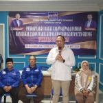 Asluchul Alif memberikan sambutan usai mendaftar di Partai Demokrat Gresik. Foto: Ist.