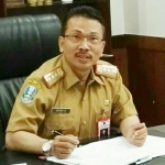 Kepala Biro Humas dan Protokol Pemprov Jatim Drs. Benny Sampir Wanto, M.Si di ruang kerjanya.