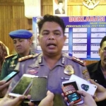 Kapolres memberikan keterangan usai acara deklarasi damai. foto: SOFFAN/ BANGSAONLINE