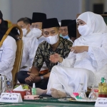 Gubernur Khofifah bersama Gus Miftah saat memperingati Nuzulul Quran di Masjid Nasional Al Akbar Surabaya.