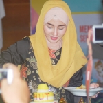 Novita Nur Arifin saat potong tumpeng di ultah IGTKI dan GOPTKI. foto: HERMAN/ BANGSAONLINE