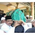 Gus Ipul saat ikut rombongan mengangkat keranda jenazah  KH Kholilurrahman (Ra Lilur).