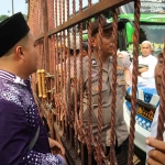 Momen keluarga saat mengantar calon jamaah haji di Pendopo Jombang.