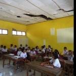 Salah satu kondisi kelas di SDN 1 Ledok Wetan Bojonegoro yang terlihat jebol. (Eky Nur Hadi/BANGSAONLINE)