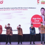 Foto dari kiri: Director and Chief Operating Officer Indosat Ooredoo, Vikram Sinha; Menteri Investasi/Kepala BKPM, Bahlil Lahadalia (tiga dari kiri), dan Plt Gubernur Sulawesi Selatan, Andi Sudirman Sulaiman (tiga dari kanan) saat peluncuran layanan 5G Indosat.