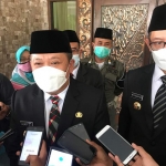 Bupati Jember Hendy Siswanto memberikan keterangan kepada wartawan usai melantik 96 pejabat di Pendopo Wahyawibawagraha, Jumat (30/04).