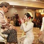 Kartika Ayu Prawitasari dan Bayu Airlangga melakukan sungkem usai dinikahkan kemarin (18/3).