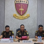 Konferensi pers capaian kinerja Kejari Tuban dalam penanganan kasus korupsi sepanjang 2025