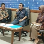 Kepala Dipendukcapil Surabaya Agus Imam Sonhaji saat jumpa pers di di Kantor Humas Pemkot Surabaya, Rabu, (13/3). foto: YUDI ARIANTO/ BANGSAONLINE