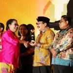 Gubernur Jawa Timur Dr. H. Soekarwo Raih Penghargaan Provinsi Penggerak Pengembangan KLA Tahun 2018 dari Menteri Pemberdayaan Perempuan dan Pelindungan Anak Prof. DR. Yohana Susana Yembise, Dip. Apling. MA.