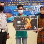 Kasatlantas Polres Sumenep, AKP Deddy Eka Aprianto saat menyerahkan bantuan program Polri Peduli Keselamatan secara simbolis.