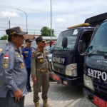 Plt Kepala Satpol PP Kabupaten Kediri, Kaleb Untung Satrio Wicaksono, saat mengecek kendaraan operasional. Foto: Ist