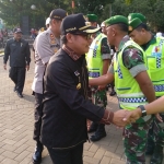 Wali Kota Malang Sutiaji bersama Forkopimda Kota Malang menyalami personil apel siaga pengamanan tahun baru 2019 di Alun-alun Merdeka, Senin (31/12). foto: IWAN IRAWAN/BANGSAONLINE