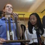 Mahasiswa asing ini main musik angklung di SMP YPPI 3 Jl. Sutorejo Prima Utara, Selasa (26/8). Ini rangkaian mengikuti Commtech di ITS Surabaya.