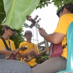 Anggota Paguyuban Seni dan Budaya saat memainkan musik keroncong mengiringi anggota lain yang sedang membagikan sabun kepada masyarakat, sekalian menghibur masyarakat. 