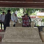 Ketua Umum PDIP, Megawati Soekarnoputri, saat ziarah ke makam Bung Karno.