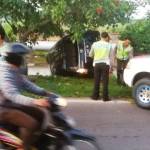 kondisi mobil yang terguling.foto:aris sugiarto/BANGSAONLINE